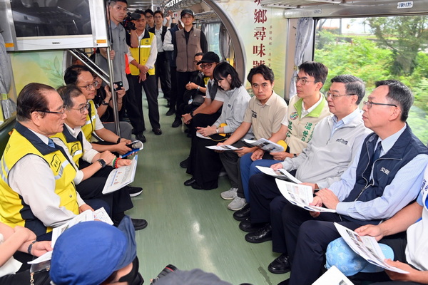 搭乘臺鐵集集線火車 卓揆:串聯在地特色與景點 打造鐵道文化之旅 遞出國際觀光新名片