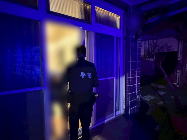 礁警助獨居老人平安返家