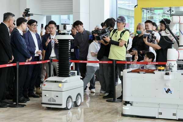 飛傲科技「機器人創新中心」進駐高軟 陳其邁：歡迎投資高雄，期盼共同茁...