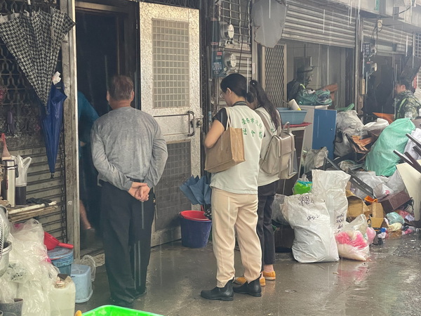 社工與民眾同在 臺南安南區火災爆炸案 社會局社工團隊23日至災區關懷受災戶