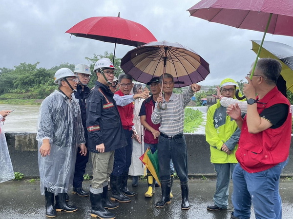 高雄市超大豪雨持續警報不斷 陳其邁市長陪同經濟部賴建信次長視察田寮月世界增佈移動式抽水機