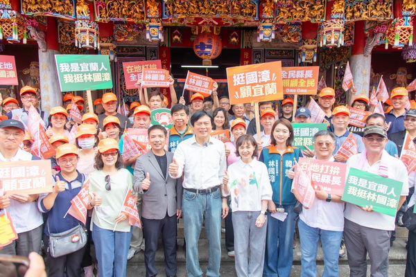 上千位鄉親力挺展現團結氣勢!夫人、手足相伴,林國漳划陸上龍舟完成宜蘭...
