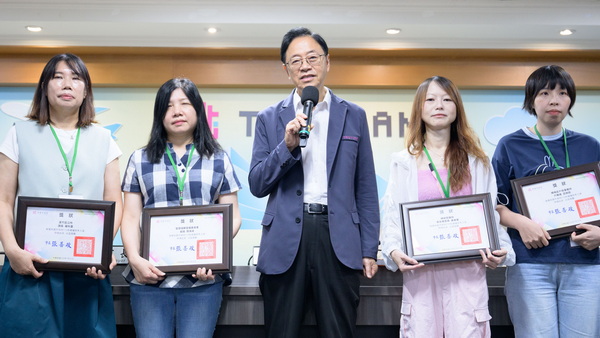 導入AI革新、深化市政品質　桃市表揚115年度6位績優研考幕後英雄