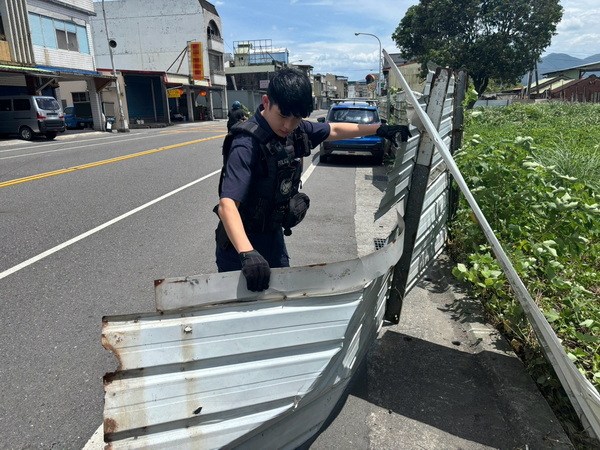 員警即時排除危險鐵皮 警民攜手守護用路安全