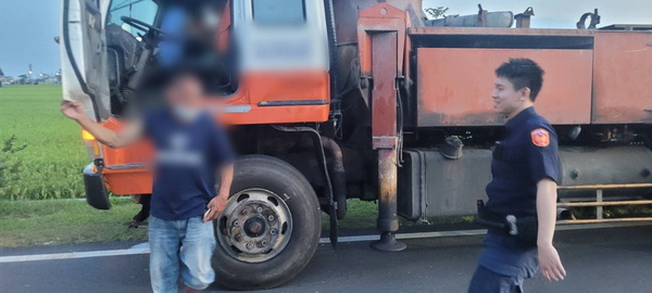 礁警即時應處大貨車輪胎冒煙，避免災害發生