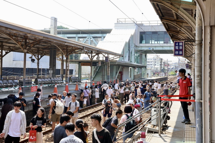 台南車站舊軌道體驗今落幕 黃偉哲分享東山椪柑、盼新站開啟城市新篇章